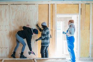  Studentinnen bei der Montage der Dreischichtplatten 