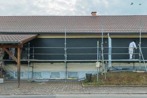  Auf der Straßenseite erhielt die Fassade des ehemaligen Konsum-Marktes in Sundhausen eine anthrazitfarbene Putzfläche als Untergrund für den späteren Schriftzug „Sundhausen“ 