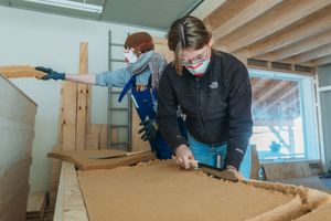  Einbau der Holzfaserdämmplatten in die Rahmen der Holzunterkonstruktion 