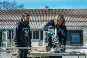  Studenten beim Zuschnitt der Hölzer für die Holzunterkonstruktion mit der Paneelsäge 