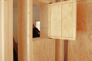  „Klöntür“ kurz vor Abschluss der Arbeiten innerhalb des Holzhauses für den „Dorfkümmerer“, der im Seitentrakt sein Büro beziehen wird 