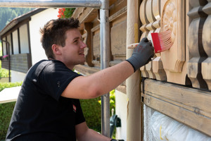  Nicht nur die hochwertige Beschichtung zählt, sondern auch das richtige Werkzeug. Am besten kann eine Lasur mit Pinsel oder Bürste in das Holz eingearbeitet werden 