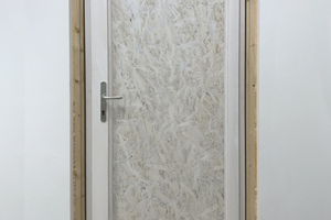  Zum Schutz der hochwertigen Premium-Holz-Haustüren von Kneer-Südfenster während der Bauphase hat der Fenster- und Haustürenhersteller verschiedene Montagesysteme entwickelt 