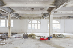  Das Brüstungsmauerwerk unter den auf der Straßenseite im Erdgeschoss eingebauten Rundbogenfenster brachen die Handwerker ab und öffneten die Torbögen auf voller Höhe 