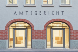  Das zum Gerichtsgebäude umgenutzte Lagerhaus betritt man heute durch die beiden vollverglasten historischen Torbögen unter dem neuen, dezenten Schriftzug ?Amtsgericht? 