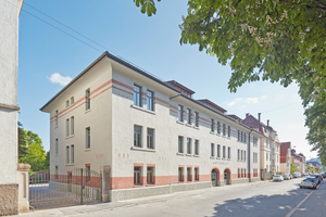  Das denkmalgeschützte Lagerhaus der ehemaligen Tübinger Thieval-Kaserne wird außen nach wie vor von den hell verputzten Backsteinfassaden und horizontalen Klinkerbändern geprägt 