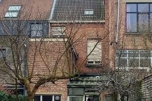  Beim ursprünglichen Arbeiterwohnhaus in einer kleinen Wohnstraße in Antwerpen, befand sich die bestehende Gartenfassade in einem sehr schlechten Zustand 