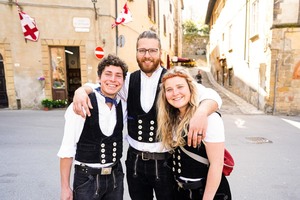  In drei intensiven Monaten wurden Freundschaften fürs Leben geschlossen: Die Zimmermänner Benedikt Hilliges (l.) und Julian Preuß mit Tischlerin Corinn Wizemann.  