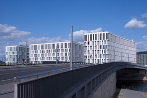  Der Büroneubau "HumboldHafenEins" in Berlin wurde mit der DGNB Platin Plakette ausgezeichnet. Für die effiziente Abdichtung der rund 12.000 Quadratmeter umfassenden Aluminium-Fensterbandfassade kamen eine ganze Reihe von „sehr emissionsarmen“ illbruck Produkten zum Einsatz. 