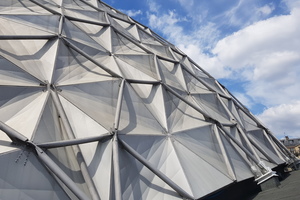  Die dauerhafte Abdichtung der Kuppel mit ihren großen Aluminiumtafeln im Palais des Sports in Paris gewährleistet der illbruck Hybrid-Dichtstoff.
  