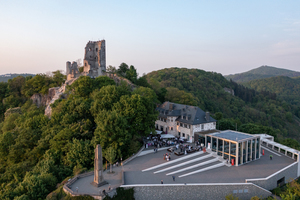  Passend zum 100. Geburtstag richtete Sievert SE die tubag-Feier auf dem Drachenfels aus. Das Plateau wurde mit tubag-Produkten saniert 