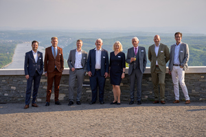  Gruppenfoto auf dem Drachenfels (v. l.) &nbsp;Christian Schwarck, Vorstand und CFO Niklas Sievert, stellvertretender Vorsitzender des Aufsichtsrats und Gesellschafter, Jens Günther, Vorstandsvorsitzender und CEO, Wolfgang Bauer, stellvertretender Vorsitzender des Aufsichtsrats, Christine Wolff, Aufsichtsrätin, Prof. Dr. Hans-Wolf Sievert, Ehrenvorsitzender des Aufsichtsrats und Gesellschafter, Olaf Wolf, Geschäftsführer Sievert Baustoffe, Gerrit Sievert, Aufsichtsrat und Gesellschafter 