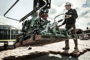  Maschinelle Verlegung von Pflasterklinkern: Entlastung der Arbeiter von einer schweren körperlichen Tätigkeit.
  