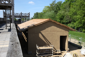  Im LWL-Römermuseum Haltern am See entsteht ein Wachhaus mit Lehmfassade und Holzschindeln. 