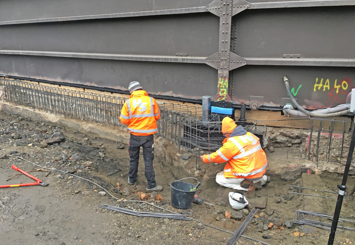 Im ersten Schritt der Sanierungarbeiten wurden die Fundamente des Gasometers zum Teil freigelegt und anschließend neu bewehrt, geschalt und betoniert