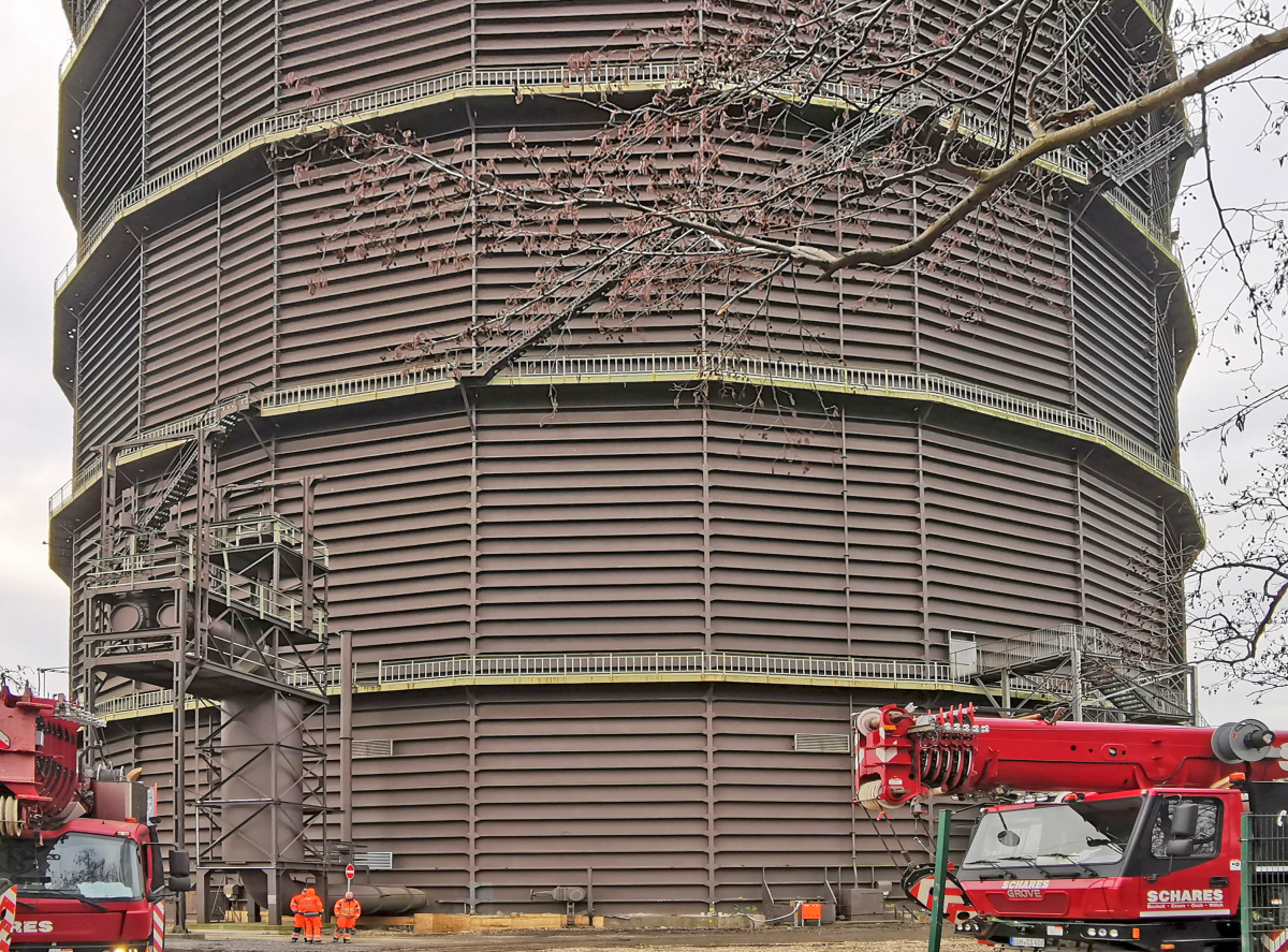 Vor der Sanierung: Eine verwitterte Fassade mit Roststellen bestimmt das Erscheinungsbild des Gasometers