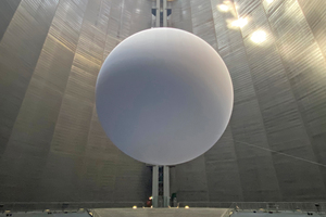  Mit einer Höhe von 117,5 m, einem Durchmesser von knapp 68 m und einem Fassungsvermögen von 347000 m3 bietet der Gasometer ideale Voraussetzungen für Kunstprojekte und Ausstellungen außerhalb der Norm, wie für die aktuell dort gezeigte Ausstellung ?Der ze 