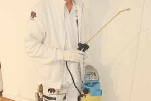  Bei der Überarbeitung von Kalkfarbe mit sich selbst, muß diese vorgenässt werden, da die Verarbeitung durch das ?Aufbrennen? ansonsten sehr schwierig wird. Dies kann rationell mit einem Drucksprüher geschehen 