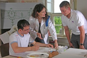  In der Malerwerkstatt lernen Teilnehmer verschiedene Techniken im engen Dialog mit den Dozenten 
