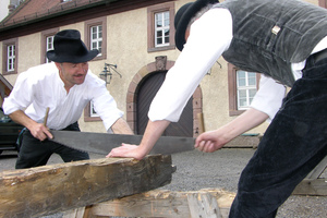  Das Arbeiten mit Holz gehört für Zimmerleute zum Lehrgang „Restaurator im Handwerk“ 