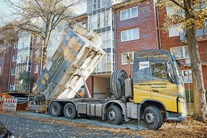  In mobilen Silos wie dem ?Weber MixMobil? wird das Material vor Ort angemischt und verarbeitungsfertig auf die Baustelle gepumpt und vergossen 