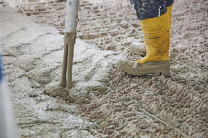  Rückenschonend und zeitsparend: Statt das Material auf den Knien einzubringen, lässt sich der fließfähige Betonersatzmörtel ?weber.floor 4640 Outdoor RepFlow? im Stehen an den Einsatzort pumpen 