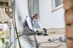  Da die Schäden bereits weit fortgeschritten waren, mussten alle zwölf Balkone zunächst bis auf den Beton zurückgebaut werden. Für die neue Abdichtung kam das vliesarmierte Balkon-Abdichtungssystem Triflex „BTS-P“ zum EinsatzFotos: Triflex 