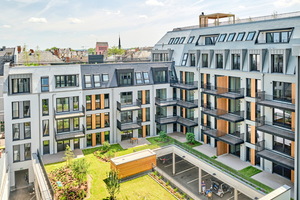  „B-UP!“, das neue Wohn- und Geschäftshaus in Frankfurt, bietet auf der Innenhofseite großzügige Balkone  