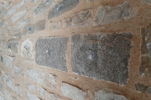  Die farbliche und mechanisch-physikalische Angleichung der neuen Mörtelfugen zu den vorhandenen Natursteinen erreichten die Handwerker mit „maxit mur 950 HS“   