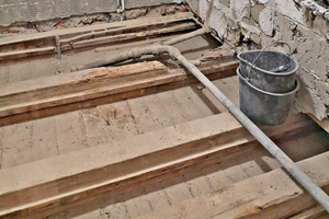  Freigelegte Holzbalken für die Untergrundvorbereitung 