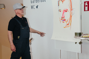  Schnell-Zeichner Benno Zöllner aus Bittkau erstellte vor und nach der Preisverleihung Porträtzeichnungen von Besuchern, die den Menschen mit seinen charakteristischen Gesichtszügen farbenfroh und eigenwillig einfingen<br /> 