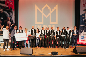  Platz 2 in der Rubrik „Nachhaltigstes Konzept“ ging an die Dachdeckerei und Zimmerei Martin + Bach. Das Firmengebäude des Betriebs ist in Holzbauweise gebaut und mit einem Gründach versehen. Der Strom für das Firmengebäude soll demnächst umweltfreundlich über eine eigene Photovoltaikanlage erzeugt werden 