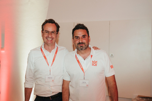  Michael Voss, Geschäftsführer des Bauverlags (links) gemeinsam mit Erdal Top, Key Account Manager im Bauverlag, der die Preisverleihung organisiert und die Social-Media-Kanäle des Deutschen Dachpreises betreut<br /> 