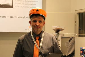  Konstantin Krahtov, Geschäftsführer von „Open Experience“, zeigt die neue Helmkamera. 