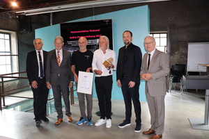  Für die Ertüchtigung historischer Fenster erhielt die Holzmanufaktur aus Rottweil den Seifriz-Preis (v.l.): Prof. Dr. Michael Auer, Steinbeis-Institut (Jury-Vorsitz), Thomas Gräßle, Signal Iduna, Günther Seitz, Geschäftsführer Holzmanufaktur, Hermann Klos, Geschäftsführer Holzmanufaktur, Patrick Neumann, Chefredakteur des Handwerk Magazins und Werner Rottler, Präsident HWK Konstanz. 