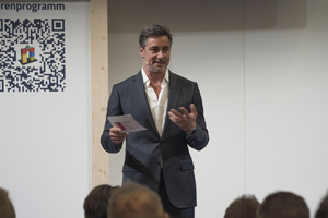  TV-Moderator Marco Schreyl stellte die Gewinner des Deutschen Baupreises auf der digitalBau 2022 vor. 