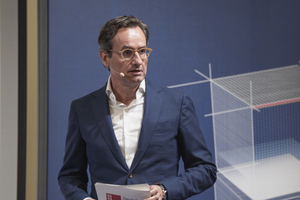  Michael Voss, CEO des Bauverlags, begrüßte Gäste und Prämierte bei der Verleihung des Deutschen Baupreises auf der digitalBau 2022 in Köln.<br /> 
