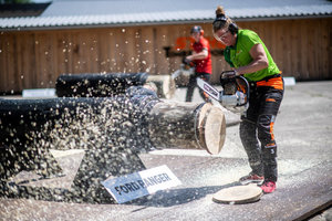  Die Diszipline der „Stihl Timbersports“ werden auf der Dach+Holz gezeigt. Messebesucher können ihr eigenes Talent am Holz testen – unter Anleitung professioneller Sportholzfäller wie Alrun Uebing.  