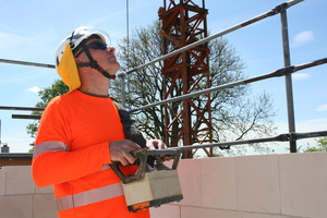  Helme mit Nackenschutz schützen vor Sonnenbrand auf der Baustelle. 