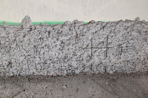  Der Betonabtrag erfolgte mit Hochdruckwasserstrahl etwa 3 cm tief am Wandsockel 