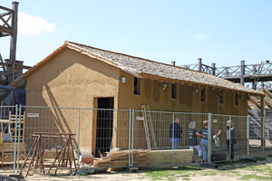  Im LWL-Römermuseum in Haltern am See entstand der Neubau eines römischen Wachhauses mit einer Fassade aus Lehm 