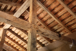  Nach historischem Vorbild besitzt das Dach keine Dämmung. Im Inneren fällt der Blick direkt auf Latten, Holznägel und Schindeln 