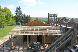  Links: Das Wachhaus wurde in unmittelbarer Nähe an die Holz-Erde-Mauer gebaut, die dem römischen Lager Schutz bot   Foto: Michaela Podschun 