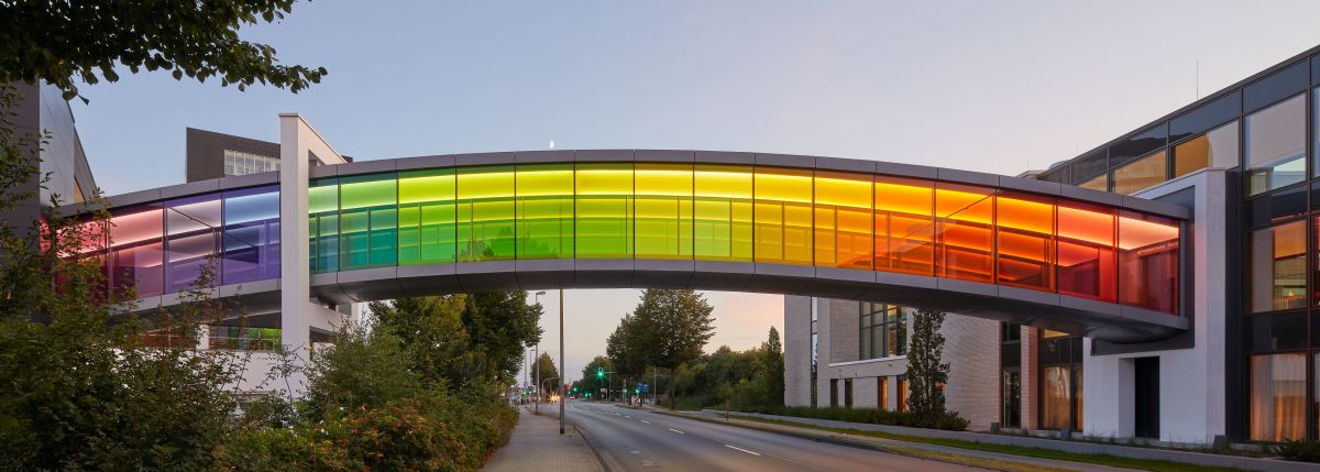 Die Regenbogen-Brücke zum Gästehaus B-Wohnen zeigt schon von weitem an, worum es bei Brillux in Münster geht: um Farbe