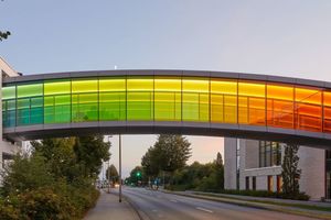  Die Regenbogen-Brücke zum Gästehaus B-Wohnen zeigt schon von weitem an, worum es bei Brillux in Münster geht: um Farbe 