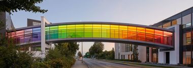 Die Regenbogen-Br?cke zum G?stehaus B-Wohnen zeigt schon von weitem an, worum es bei Brillux in M?nster geht: um Farbe