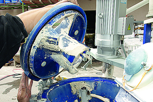  Zur Reinigung der Silomisch-Pumpe wird der Motor abgeschwenkt und der Deckel des Pumpenteils angehoben 