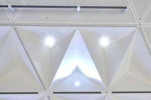  Die Dreiecksfelder der Decke in Saal 4 im CCH Kongresszentrum Hamburg sind als gelochte Akustikdecke mit „Knauf Cleaneo Platten in 8/18 Rundlochung“ ausgeführt 