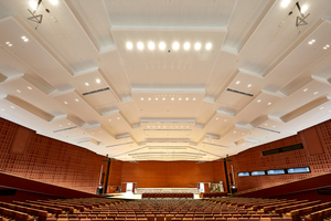  Im unter Denkmalschutz stehenden Großen Saal 1 beeindruckt die geschuppte Decke, die nach Fertigstellung Akustik mit außergewöhnlicher Optik vereint 