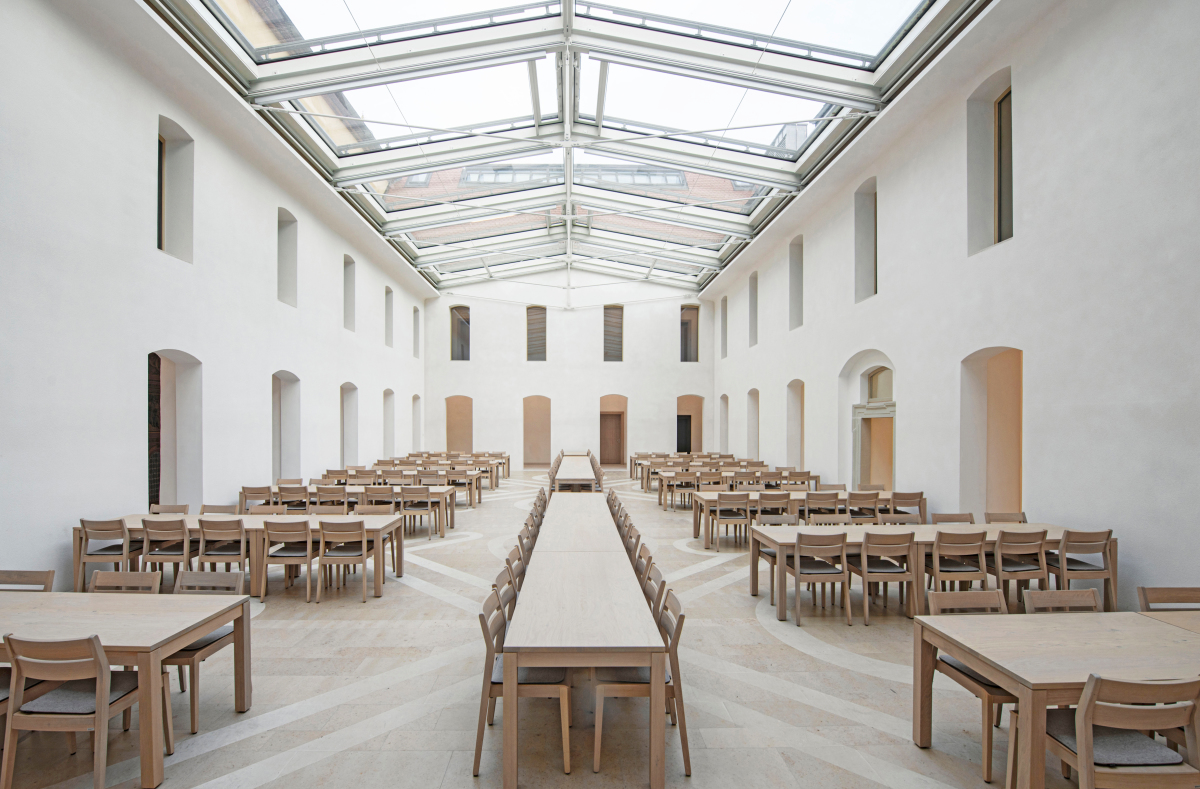 Der mit einem Glasdach aus 12 Glaselementen überspannte Kreuzgarten ist heute das kommunikative Zentrum der Musikakademie